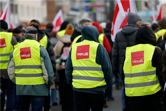 Zahlreiche Streikende des öffentlichen Dienstes mit gelben Verdi-Warnwesten in der Wuppertaler Innenstadt.