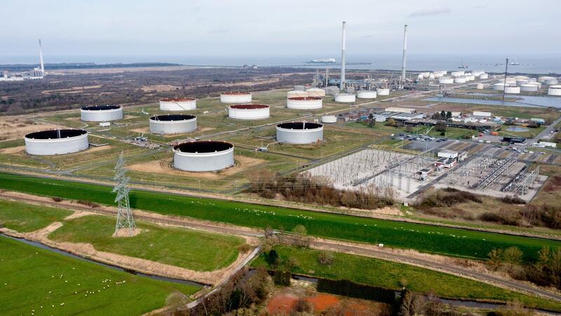 Zahlreiche Tankanlagen stehen auf dem Gelände einer Umschlaganlage von HES International am Jadebusen.