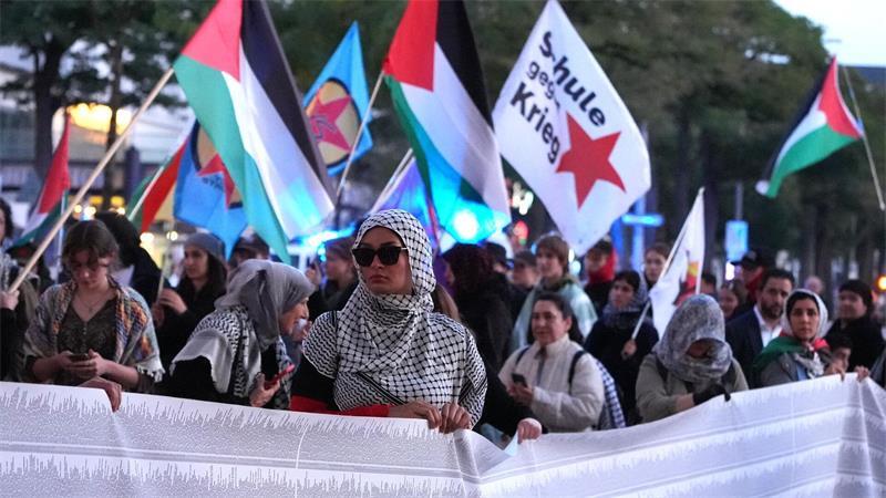 Rund 400 Menschen bei Demonstration gegen Israel Zahlreiche Teilnehmer der Demonstrationen tragen Palästinensertücher.