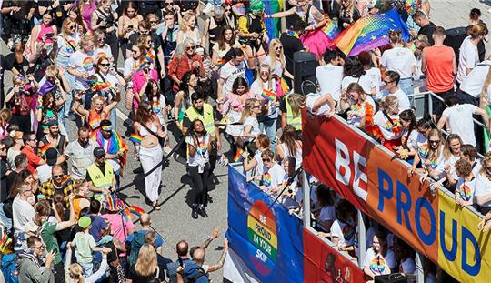 Zahlreiche Teilnehmer laufen während der Parade zum Christopher Street Day (CSD) am Hamburger Hauptbahnhof entlang. Traditionell am ersten Samstag im August bildet der Straßenumzug den Höhepunkt der Hamburg Pride. Foto: Georg Wendt/dpa