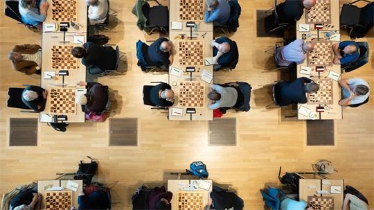 Zahlreiche Teilnehmer spielen im Rahmen des Deutschen Schachgipfels 2026 im Congress Center Dresden Schach.