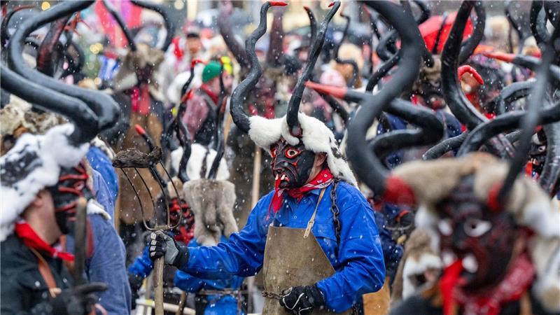 Zahlreiche Teufel aus einer uralten Tradition sind unterwegs beim traditionellen Sühudi Umzug anlässlich der Fasnacht in Einsiedeln.