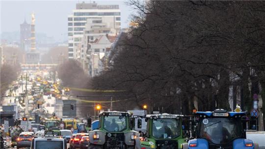 Zahlreiche Traktoren fahren am Morgen in Berlin über den Kaiserdamm in Richtung Siegessäule.