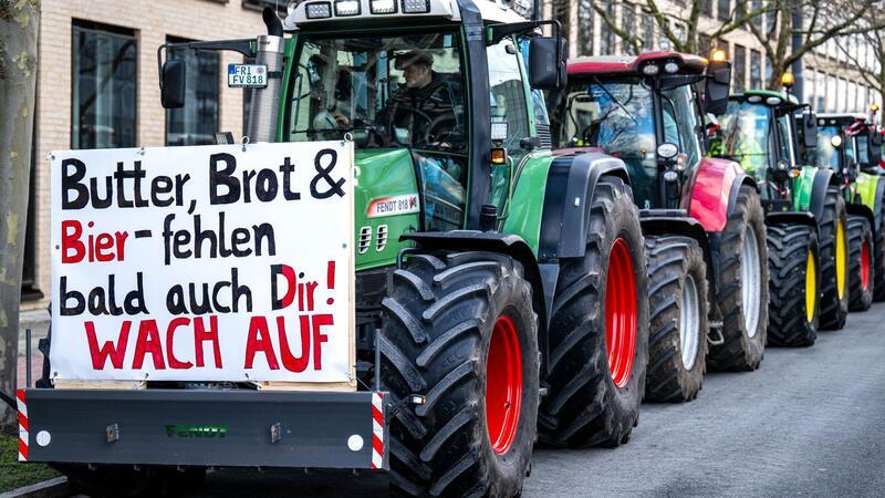 Landvolk fordert gerechte Lastenverteilung Zahlreiche Traktoren stehen in der Bremer Überseestadt bei einer Demonstration von Bauern.
