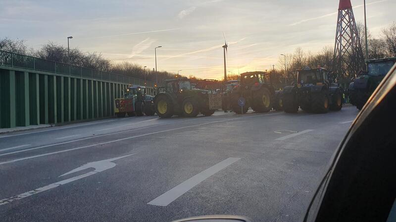 Protest: Bauern zündeln auf Finkenwerder Ring – Verkehrschaos in Hamburg Zahlreiche Trecker blockierten am Montag die Zufahrt zum Hafen in Bremerhaven.