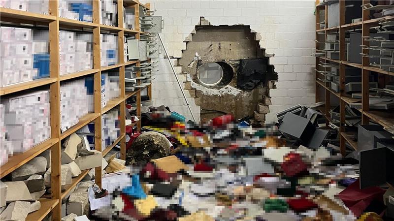 Zahlreiche Unterlagen liegen auf dem Boden des Tresorraums.