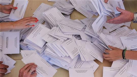 Zahlreiche Wahlhelfer nehmen sich bei der Stimmenauszählung die Umschläge mit den Briefwahlstimmen zur Europawahl. Die Europawahl begann am 6. Juni. In Deutschland wurde am 9. Juni gewählt.