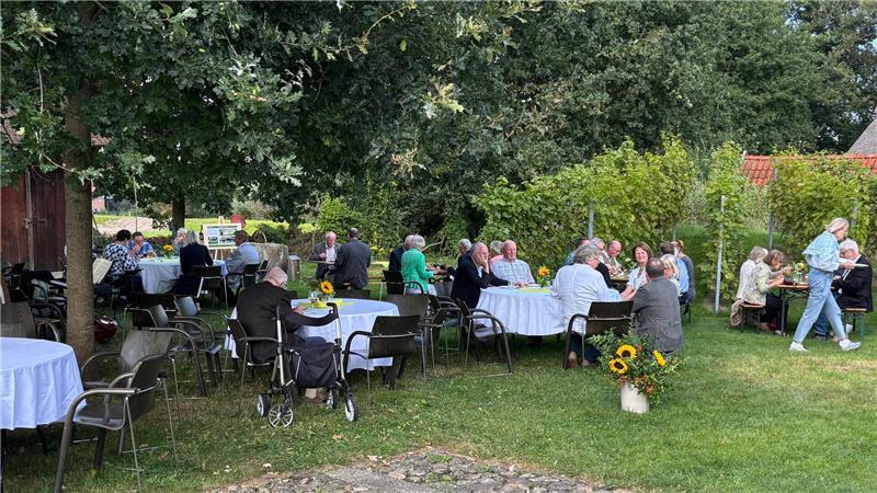 Es begann mit einem Backhaus: Bliedersdorf feiert sein „Dorf im Dorf“ Zahlreiche Wegbegleiter und Gäste feiern gemeinsam mit dem Verein das Jubiläum bei bestem Wetter.