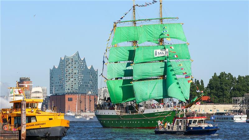 Zahlreiche Zuschauer verfolgen am Hafen die Auslaufparade zum Ende des 836. Hamburger Hafengeburtstags, darunter die Dreimast-Bark Alexander von Humboldt II. Im Hintergrund ist die Elbphilharmonie zu sehen.