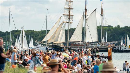 Zahlreiche große und kleine Segelschiffe fahren während der Windjammerparade auf der Kieler Förde.