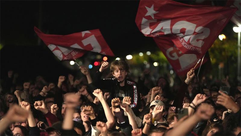 Zahlreiche junge Menschen versammeln sich am Brandenburger Tor, um gegen die geplante Wehrpflicht zu demonstrieren. 