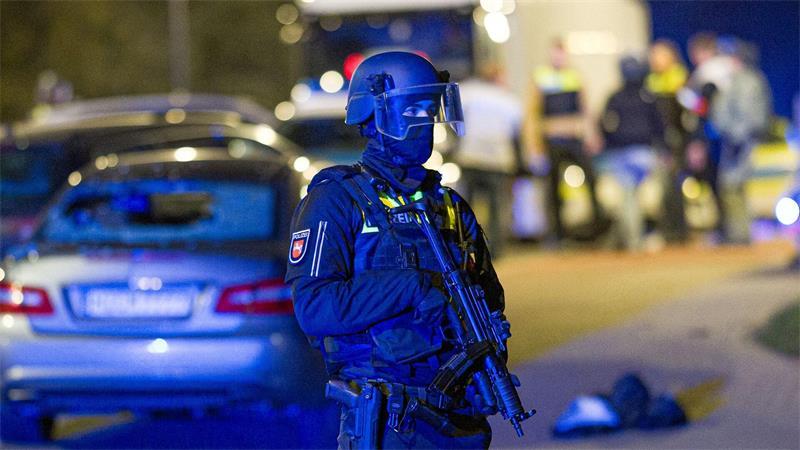 Zahlreiche, teils schwer bewaffnete Einsatzkräfte waren vor Ort.