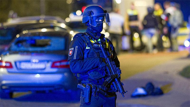 In Menschengruppe gefahren - Polizei nimmt Verdächtige fest Zahlreiche, teils schwer bewaffnete Einsatzkräfte waren vor Ort.
