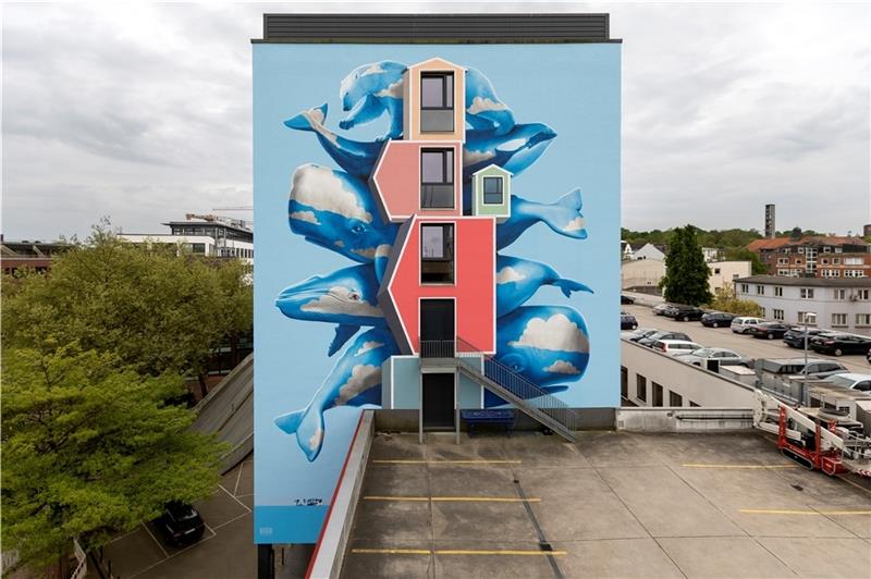 Zahlreiche übereinandergestapelte Wale ziert diese Wand eines Parkhauses in Harburg. Foto: Nevercrew