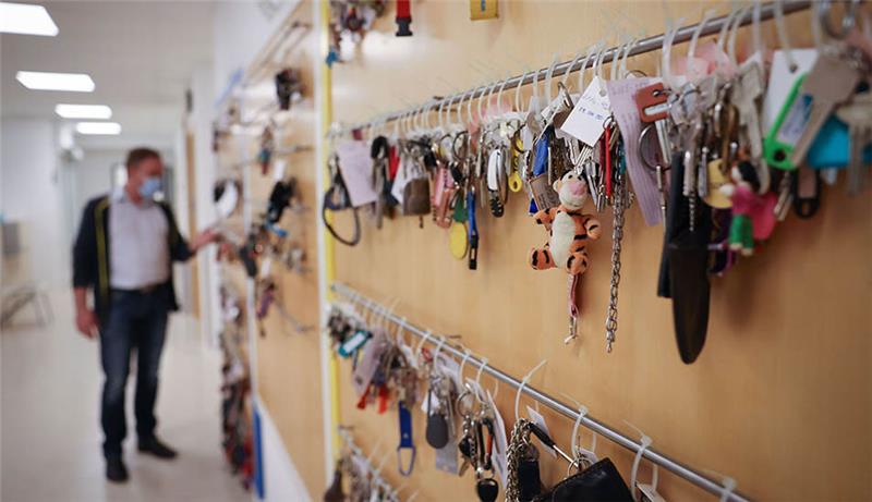 Zahlreiche verlorene Schlüssel hängen an einer Wand im zentralen Fundbüro in Hamburg. 2022 wurden durch Versteigerungen der nicht abgeholten Fundsachen rund 300.000 Euro eingenommen - so viel wie nie zuvor. Foto: Christian Charisius/dpa