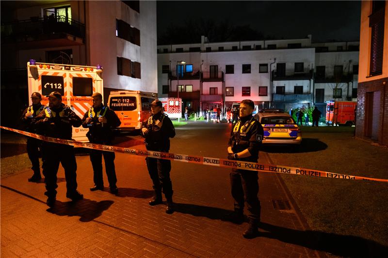 Zahlreiche Polizisten sichern den abgesperrten Einsatzort.Zwei Männer sind am späten Samstagabend in Hamburg-Langenhorn durch Schüsse ums Leben gekommen. Foto: Jonas Walzberg/dpa