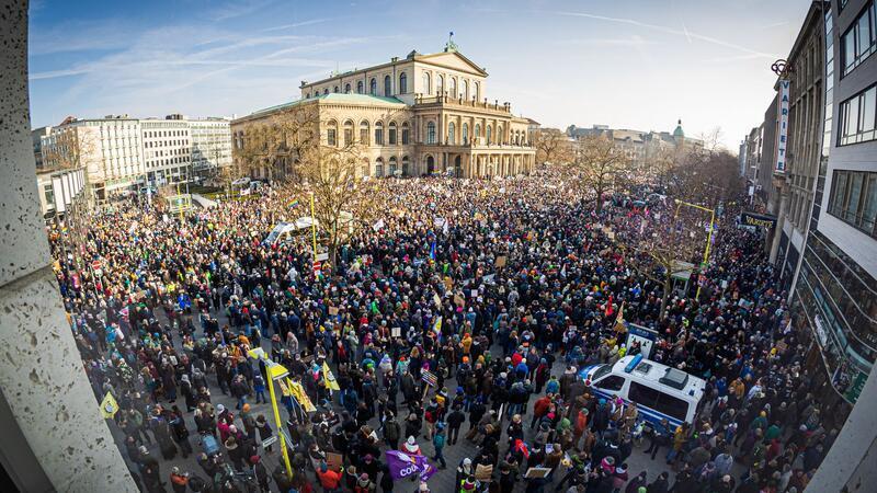 Zahntausende Menschen demonstrieren am Wochenende in Niedersachsen und Bremen gegen einen Rechtsruck. (Archivbild)