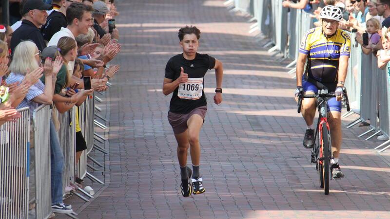 Zalan Tamasik kam extra aus Schwerin und gewann gleich den Fünf-Kilometer-Lauf der Jugend.
