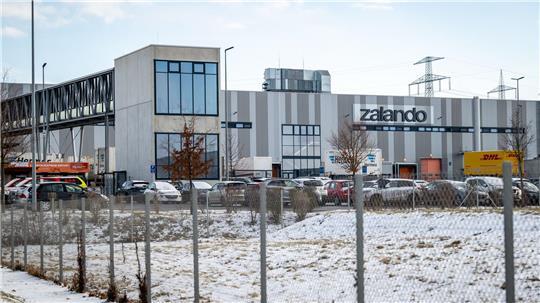 Zalando will in Erfurt den Stecker ziehen – Tausende Jobs wackeln, Politik und Beschäftigte fühlen sich überrumpelt. 