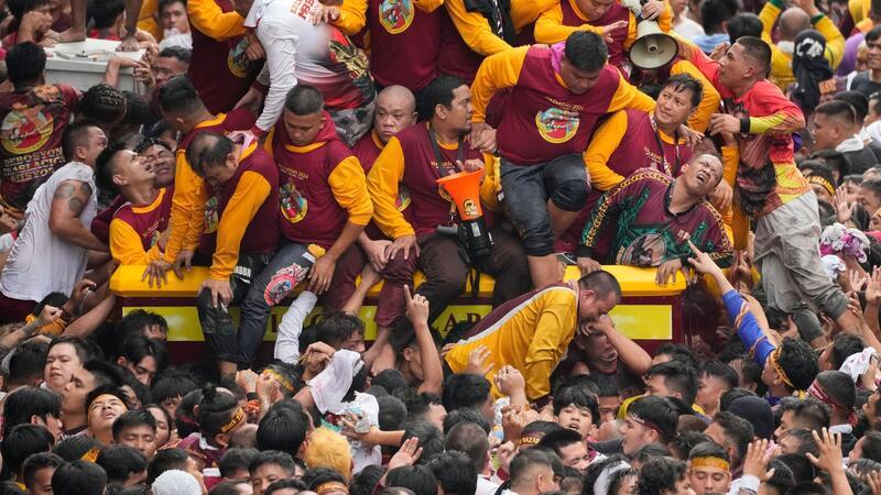 Philippinische Katholiken feiern Mega-Prozession Zalreiche Teilnehmer mussten bereits wegen Ohnmachtsanfällen, Prellungen und Atembeschwerden behandelt werden.