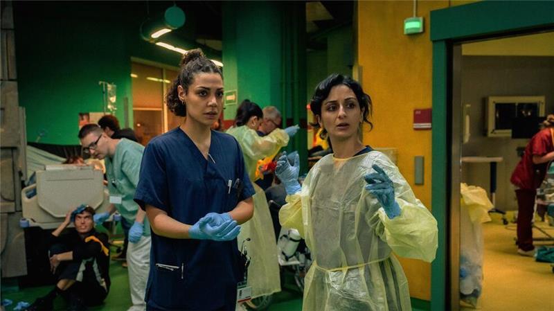 Chaos in der Notaufnahme: Die neue Arztserie „KRANK Berlin“ Zanna Parker (links) hat einen aufreibenden Alltag.