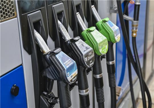 Zapfpistolen an einer Tankstelle. Gut eine Woche vor dem Ende des sogenannten Tankrabatts sind die Spritpreise wieder leicht gestiegen.  Foto: Uwe Lein/dpa