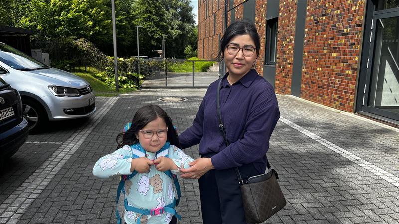Teurer Schulstart: Was die Stader Schulranzen-Aktion Familien bedeutet Zarafshan Ahmadi ist froh, dass ihre Tochter Felina jetzt einen ergonomischen, leichten Ranzen hat.