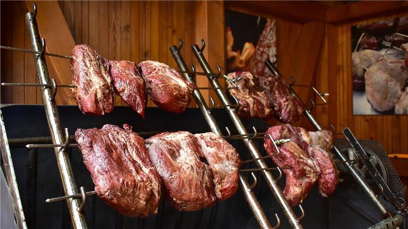 Wenn das BBQ räuchert, weht ein Hauch von Picasso in Wedel Zart, saftig, würzig: Angus-Rindfleisch gart für die Gäste. Dazu gibt es Salate, Gemüse, Quesadillas mit Dips und im Anschluss Desserts.