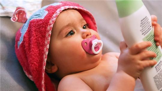 Zarte Babyhaut ohne Paraffine: 19 von 26 getesteten Babypflegecremes bekamen von der «Öko-Test» die Note «sehr gut». 