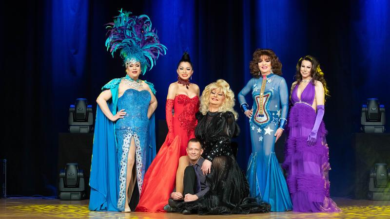 Dragqueens kommen mit „Zauber der Travestie - das Original“ nach Buxtehude „Zauber der Travestie - das Original“ mit schillernden Paradiesvögeln.