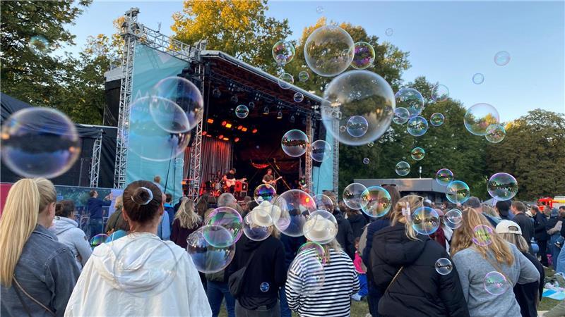 Zauberhafte Zutat: Seifenblasen sind super für magische Mamf-Momente.
