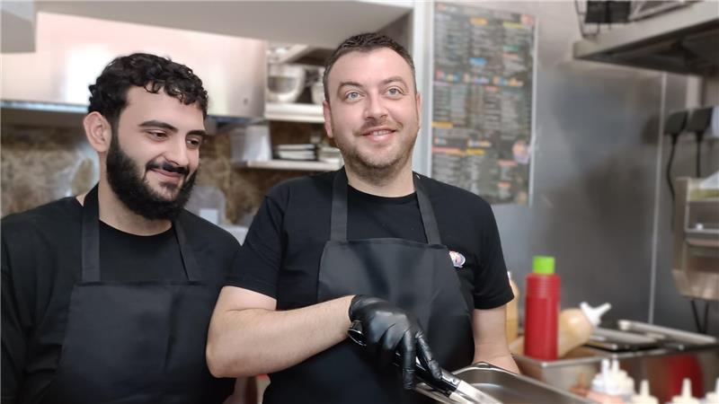 Zaubern leckeres Essen im Bunte-Q: Bilal Uludogan (links) und Luan Basar.