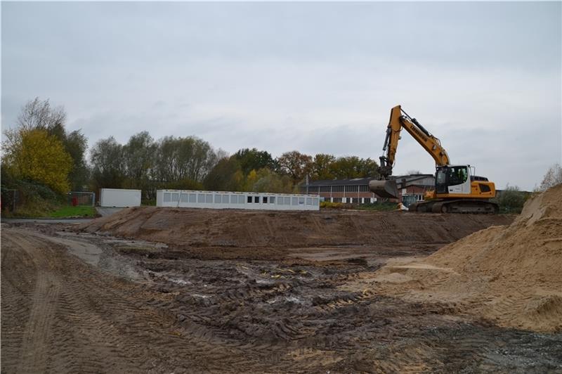 Flüchtlingswelle: Stade baut Containerdörfer Zehn Container stehen bereits auf dem Gelände der Alten Mosterei in der Altländer Straße. Jetzt sollen 30 weitere hinzukommen. Foto: Helfferich