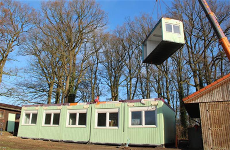 Zehn Containermodule sind in Sauensiek angekommen. Foto Michaelis