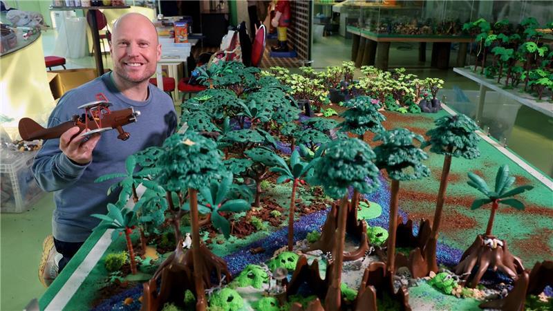 Im Rostocker Zoo: Playmobil-Zeitreise durch die Erdgeschichte Zehn Dioramen des Künsterlers Oliver Schaffer sind im Spiegelsaal des Darwineums im Rostock Zoo zu sehen.