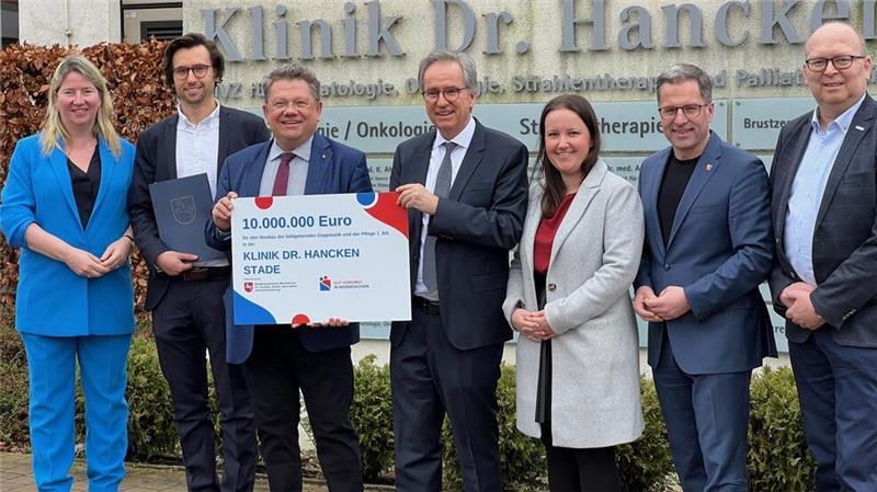 Zehn Millionen Euro für den Ausbau der Hancken-Klinik in Stade Zehn Millionen Euro vom Land für die Hancken-Klinik. Mit dabei waren (von links): Landtagsabgeordnete Birgit Butter (CDU), Juniorchef Constantin Hancken, Minister Dr. Andreas Philippi, Dr. Christoph Hancken, Landtagsabgeordnete Corinna Lange (SPD), Landrat Kai Seefried und Bürgermeister Sönke Hartlef.