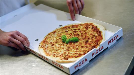 Zehn Pizzakartons hat «Öko-Test» auf Bisphenole untersucht. Nur in einem waren keine enthalten.