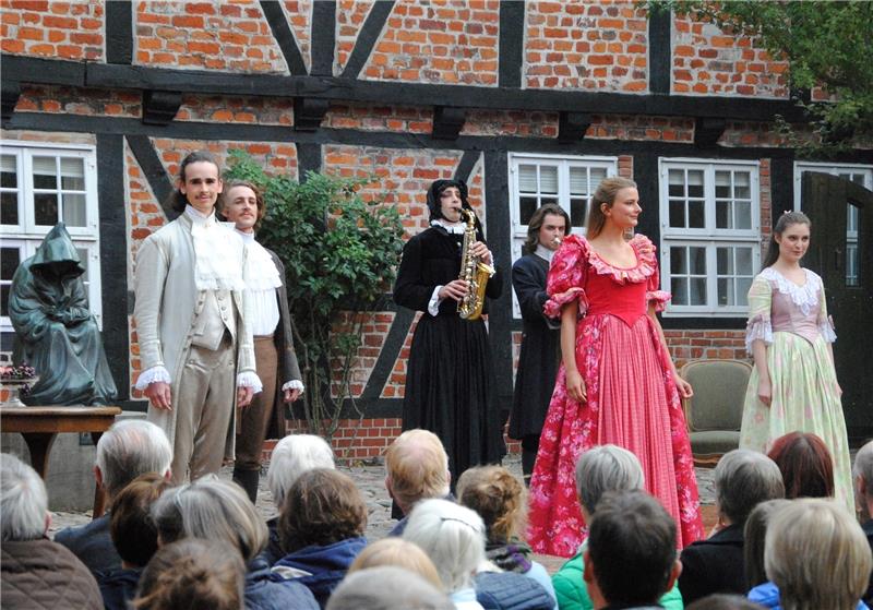 Zehn Schauspieler führten Molières fünfaktige Komödie im Johanniskloster in Stade auf. Foto: Stief