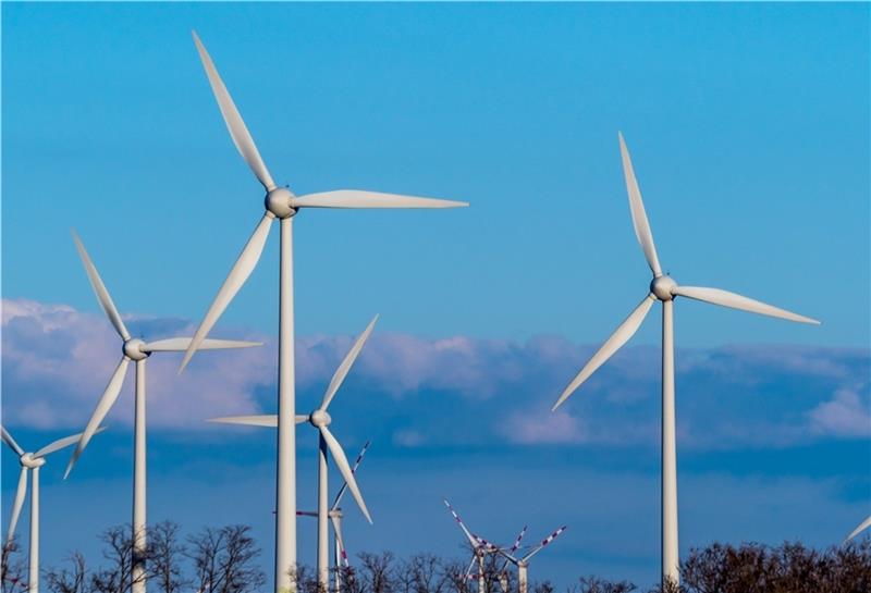 Zehn bis elf neue leistungsstarke Windkraftanlagen könnten nach den jetzigen Ratsbeschlüssen in der Gemeinde Drochtersen errichtet werden. Foto: BilderBox