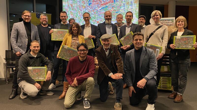 Zehn regionale Unternehmen und Einrichtungen haben das Buxtehuder Wimmelwerk von Reiner Sprenger und Ulrich Schaper möglich gemacht.