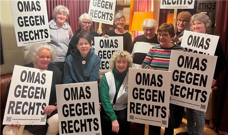 Buxtehudes Omas gegen Rechts: Wer sie sind, was sie antreibt Zehn von 30 Buxtehuder Omas gegen Rechts: Dorte, Marita, Josefa, Erika, Bettina W., Inge, Uschi, Heide, Angelika und Bettina S. (von links).