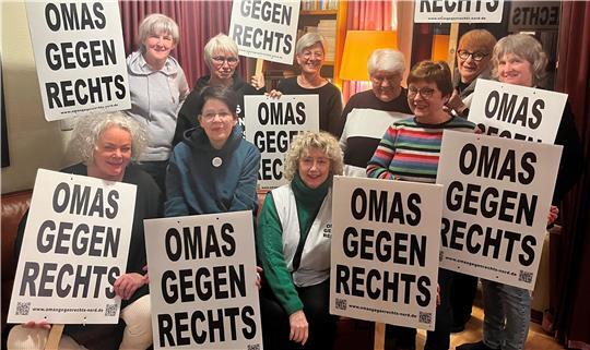 Zehn von 30 Buxtehuder Omas gegen Rechts: Dorte, Marita, Josefa, Erika, Bettina W., Inge, Uschi, Heide, Angelika und Bettina S. (von links).