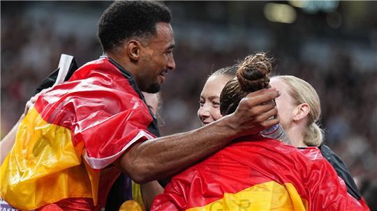 Zehnkämpfer Leo Neugebauer (l) und die Staffel-Frauen sorgen für ein glanzvolles Ende.
