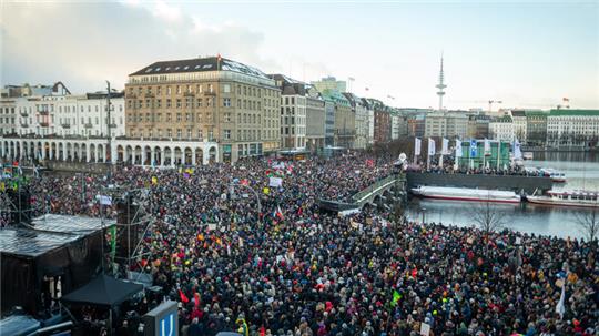 Zehntausende Demo-Teilnehmer tummeln sich am Jungfernstieg in Hamburg.