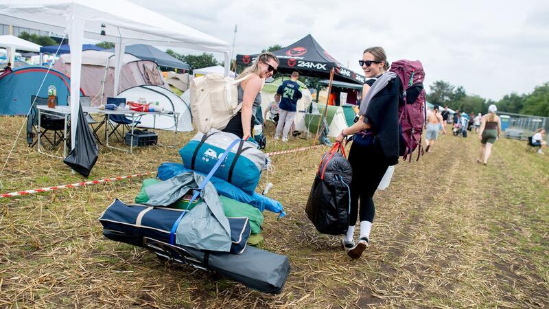 Zehntausende Fans besuchen das Festival Deichbrand in Nordholz im Landkreis Cuxhaven. Von Donnerstagnachmittag bis Sonntag treten mehr als 120 nationale und internationale Künstlerinnen und Künstler aus den Bereichen Hip-Hop, Electro, Pop, Rock, Alternative, Indie und Metal auf.