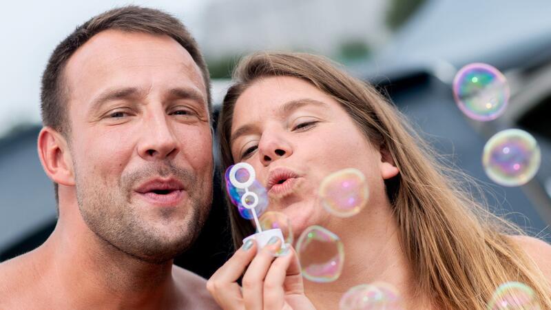 Zehntausende Fans besuchen das Festival Deichbrand in Nordholz im Landkreis Cuxhaven. Von Donnerstagnachmittag bis Sonntag treten mehr als 120 nationale und internationale Künstlerinnen und Künstler aus den Bereichen Hip-Hop, Electro, Pop, Rock, Alternative, Indie und Metal auf.