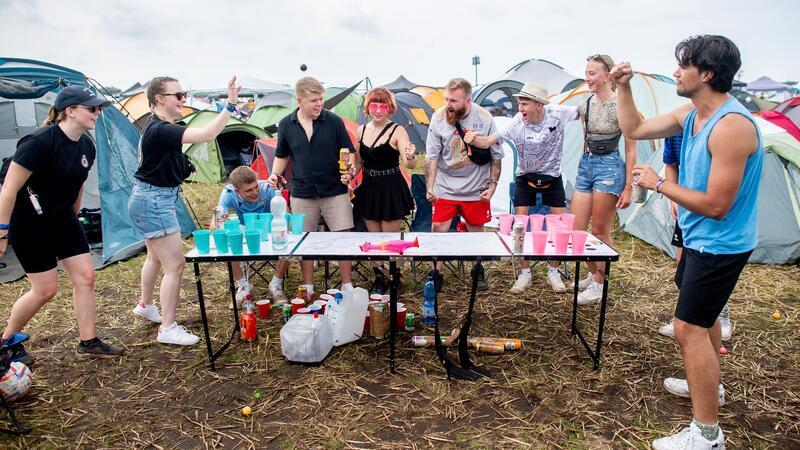 Zehntausende Fans besuchen das Musikfestival Deichbrand in Nordholz im Landkreis Cuxhaven. Von Donnerstagnachmittag bis Sonntag treten dort mehr als 120 nationale und internationale Künstlerinnen und Künstler auf. 