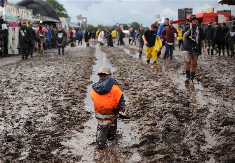 „Lasst uns rein”: Bundeswehr hilft in Wacken – Programm gekürzt Zehntausende Fans freuen sich auf den Wacken-Start. Doch Dauerregen hat das Gelände in Schlammfelder verwandelt.