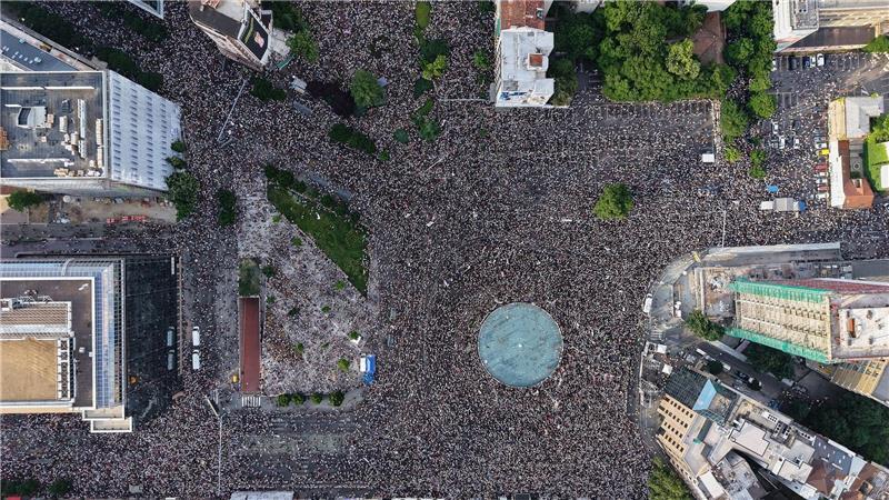 Zehntausende Menschen demonstrierten in Belgrad für vorgezogene Neuwahlen in Serbien. 