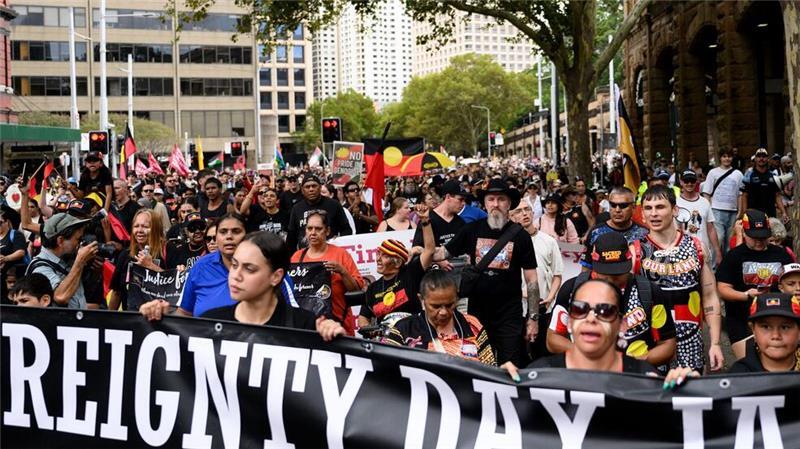Gedenken an Kolonisierung: Australia Day sorgt für Proteste Zehntausende Menschen haben in Australien gegen den umstrittenen Nationalfeiertag „Australia Day“ protestiert.